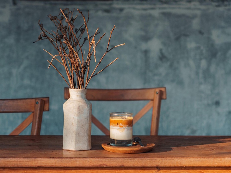 Decorative accents upon a dining table